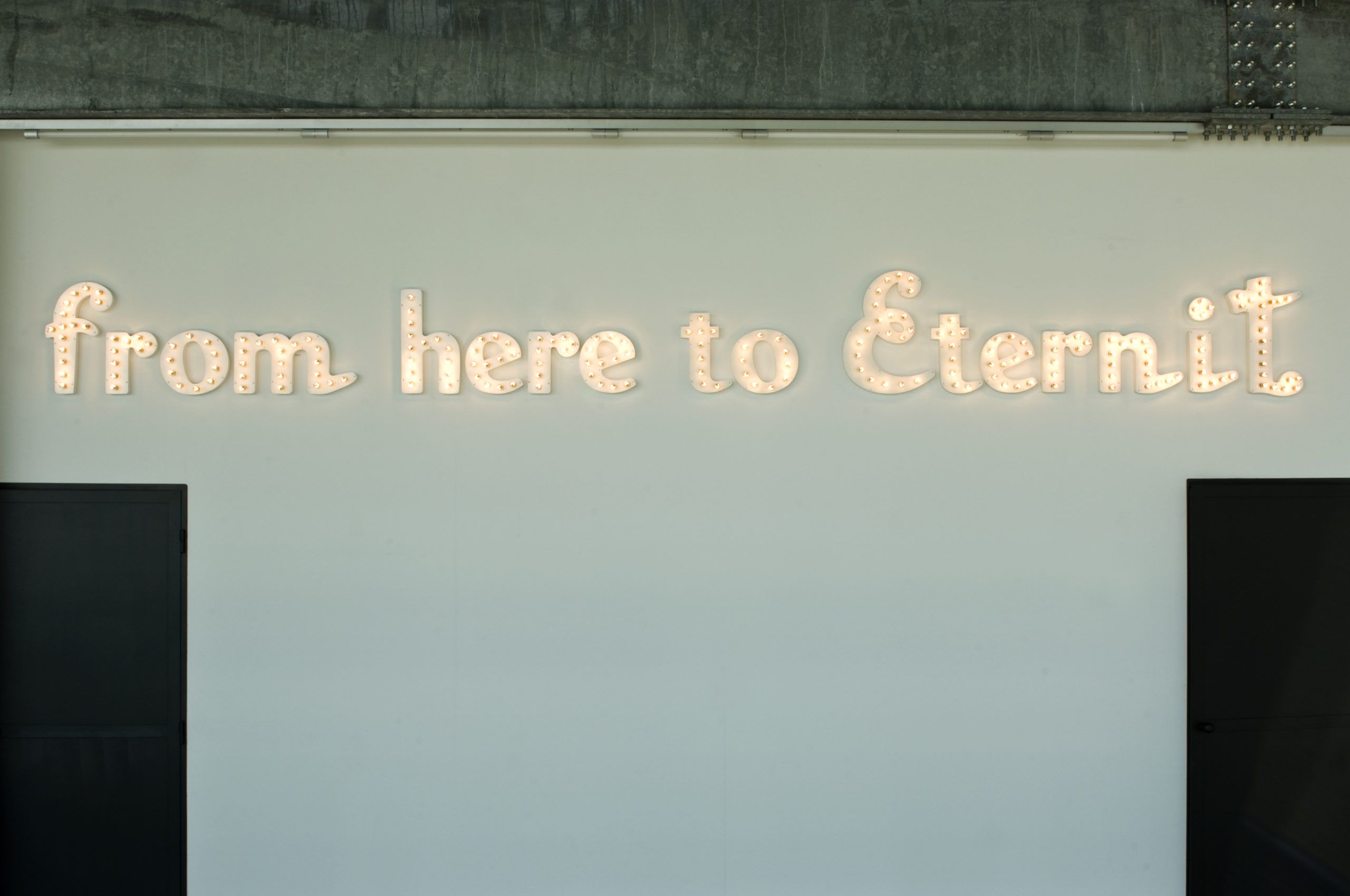 From here to eternit, 2009 Vue d’installation, collection La Gaia, Busca Lettres lumineuses, ampoules à incandescence de 10 watts, 550 x 50 x 3 cm © Courtesy de l’artiste