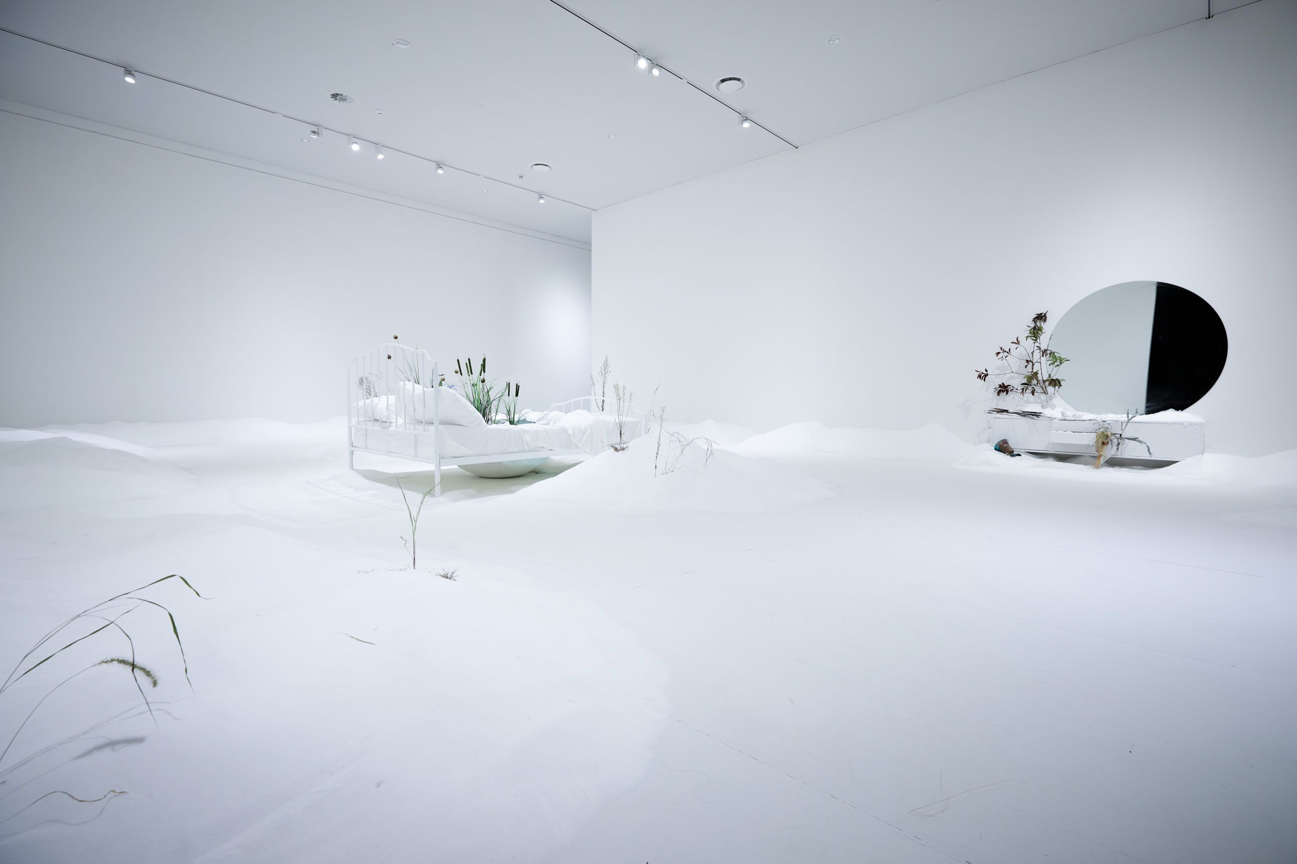 The Antechambre, 2020 Site specific installation : MoCa Busan in the context of the Busan Biennale, cur. Jacob Fabricius  Mixed media (vegetation, glass swan,silk bandages, rusted arrows, copper vases, 6 tons of unrefined salt...)  © Busan Biennale