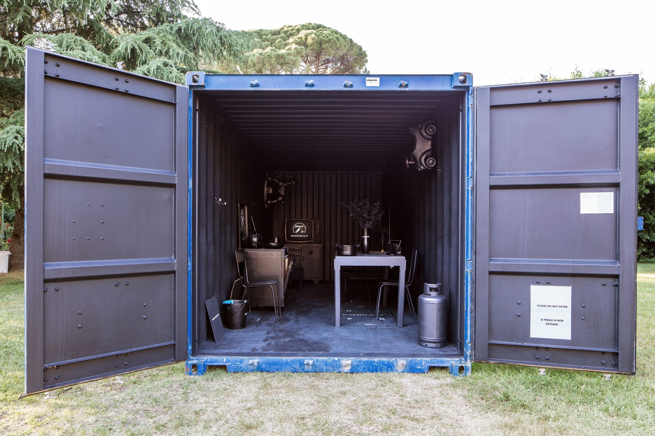 EMIGRATION MADE, 2015 Installation view at American Academy in Rome Container, software, dolby stereo S.7.0, painting, blackboard and acrylic, 600 x 300 cm © Courtesy de l'artiste