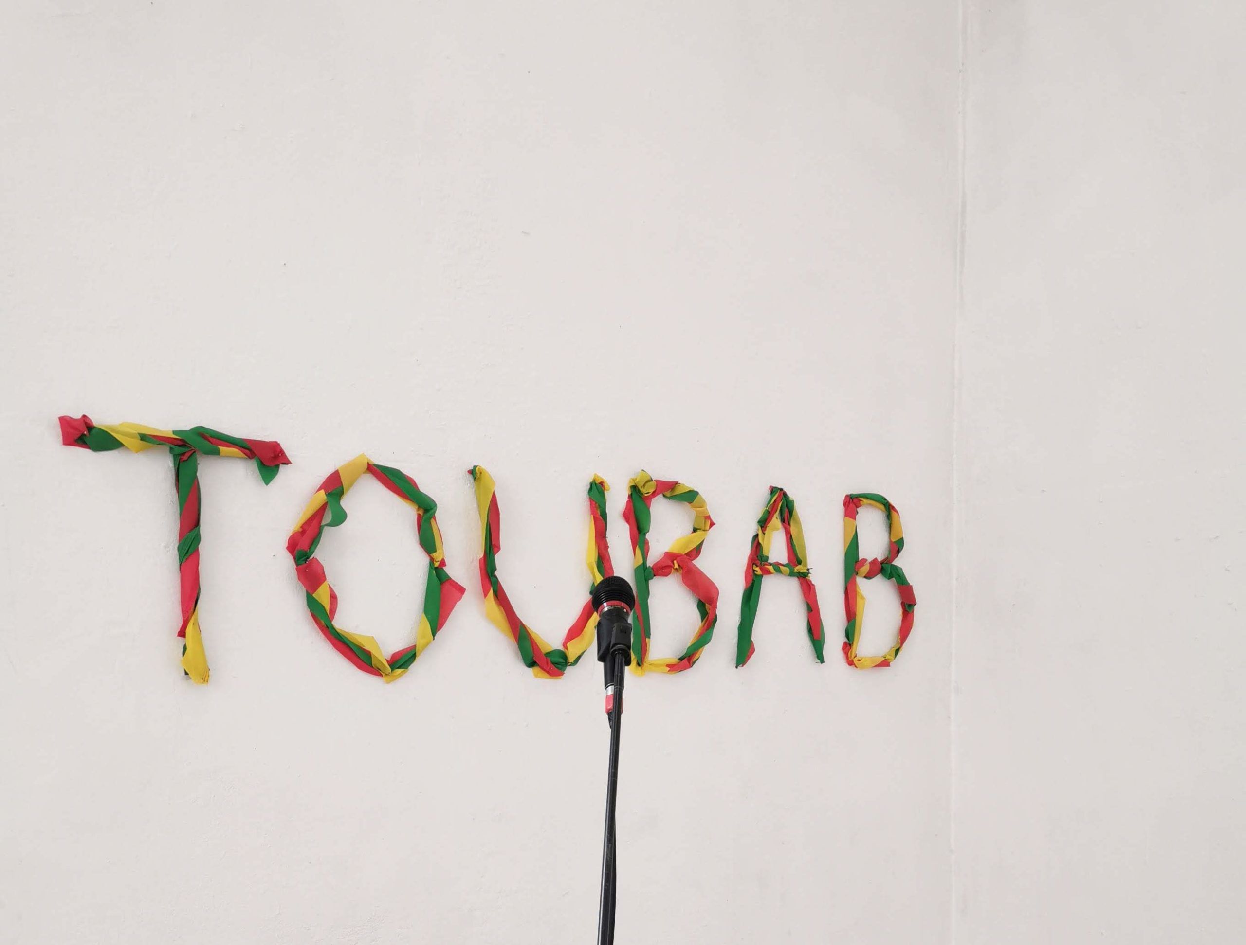 Toubab bou ñuul 160 x 30 cm, drapeau du Sénégal, pièce sonore © Courtesy de l'artiste